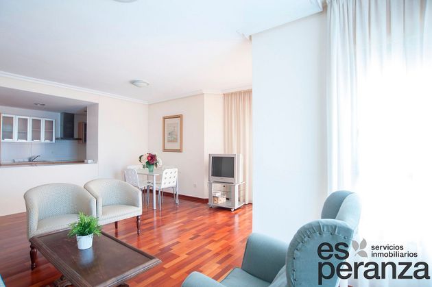 Foto 2 de Alquiler de piso en Juan Carlos I de 1 habitación con garaje y muebles