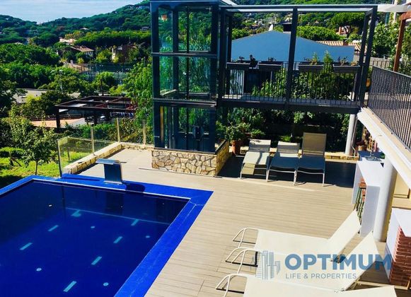 Foto 2 de Venta de chalet en Premià de Dalt de 5 habitaciones con terraza y piscina