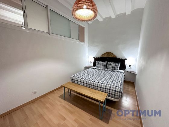 Foto 2 de Alquiler de piso en El Raval de 2 habitaciones con terraza y muebles