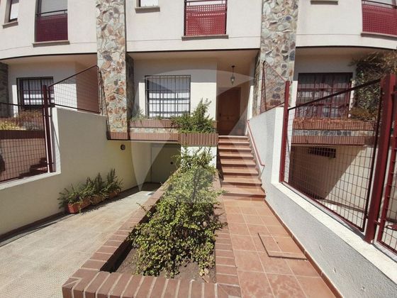 Foto 1 de Casa adossada en venda a Huerta Rosales - Valdepasillas de 5 habitacions amb terrassa i garatge