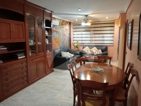 Foto 2 de Piso en alquiler en Huerta Rosales - Valdepasillas de 3 habitaciones con terraza y muebles