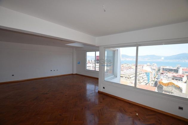 Foto 2 de Venta de dúplex en Praza España - Casablanca de 3 habitaciones con terraza y calefacción