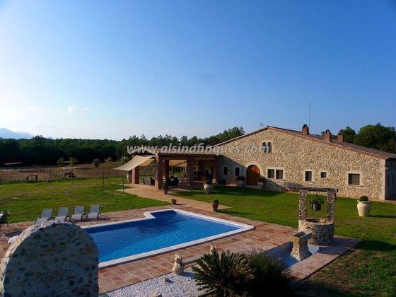 Foto 1 de Casa en venta en Vilobi d´Onyar de 5 habitaciones con piscina y jardín
