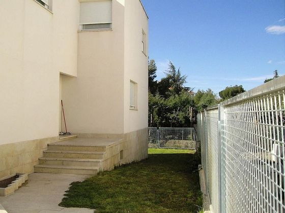 Foto 2 de Casa adossada en venda a calle Antonio Veredas de 5 habitacions amb terrassa i piscina