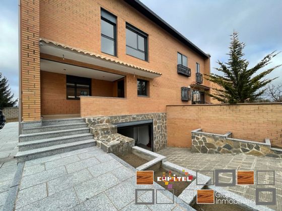 Foto 1 de Casa en venda a calle Valle de Los Borbollones de 4 habitacions amb terrassa i garatge