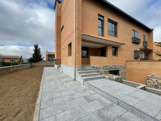 Foto 2 de Casa en venda a calle Valle de Los Borbollones de 4 habitacions amb terrassa i garatge