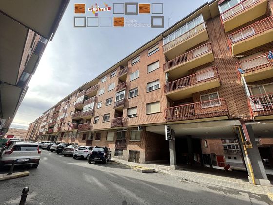 Foto 1 de Piso en venta en calle Valle del Corneja de 4 habitaciones con terraza y garaje