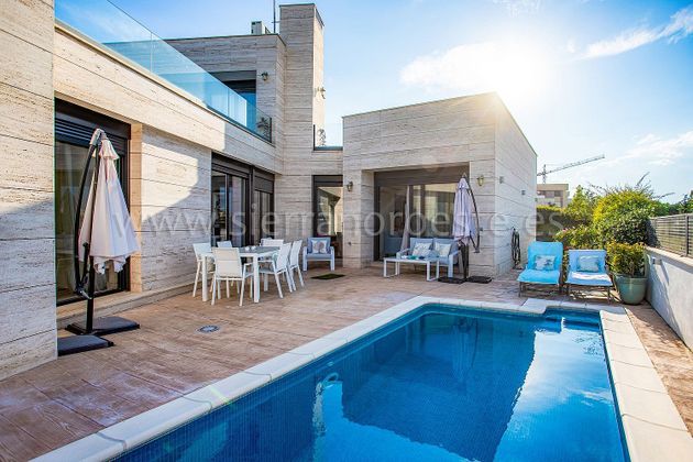 Foto 1 de Casa en venta en Villanueva de la Cañada de 4 habitaciones con terraza y piscina