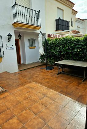Foto 2 de Casa adossada en venda a Las Lagunas de 3 habitacions amb jardí i balcó