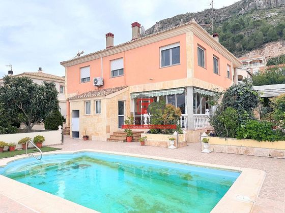 Foto 2 de Casa en venda a calle Del Cingle de 8 habitacions amb terrassa i piscina