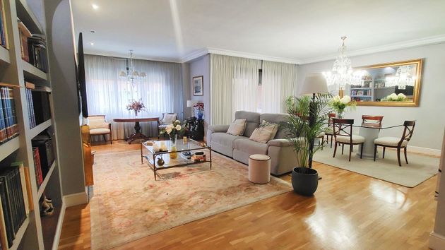 Foto 2 de Casa adossada en venda a avenida De Madrid de 6 habitacions amb terrassa i piscina