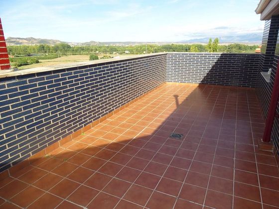 Foto 2 de Venta de ático en Villamediana de Iregua de 2 habitaciones con terraza y piscina