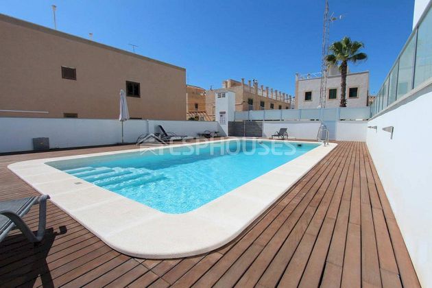 Foto 1 de Casa en venda a Guardamar Playa de 4 habitacions amb terrassa i piscina