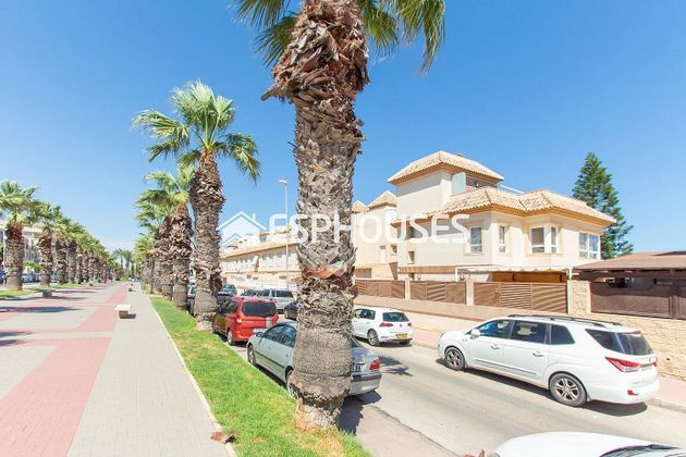 Foto 1 de Venta de casa en Guardamar Playa de 4 habitaciones con terraza y jardín
