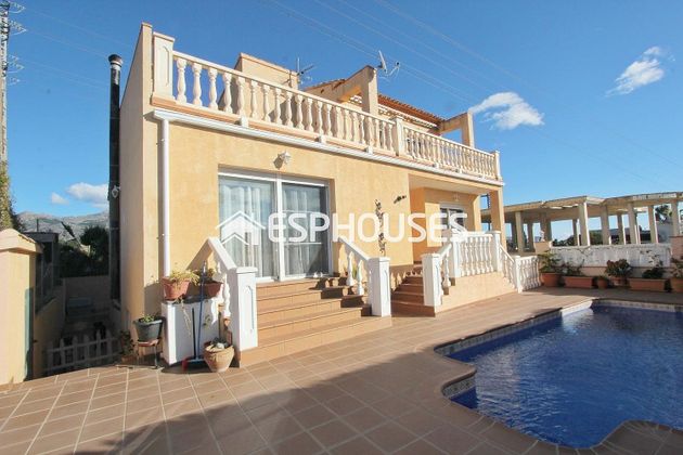 Foto 1 de Casa en venda a Nucia (la) de 4 habitacions amb terrassa i piscina