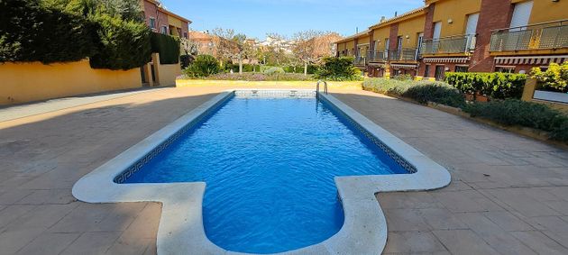 Foto 2 de Casa adossada en venda a Calella de 5 habitacions amb terrassa i piscina