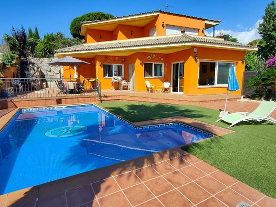 Foto 2 de Xalet en venda a Calella de 5 habitacions amb terrassa i piscina