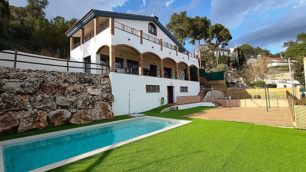 Foto 1 de Chalet en venta en Santa Susanna de 6 habitaciones con terraza y piscina