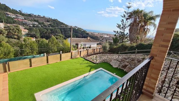 Foto 2 de Chalet en venta en Santa Susanna de 6 habitaciones con terraza y piscina