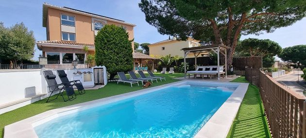 Foto 1 de Chalet en venta en Calella de 9 habitaciones con terraza y piscina