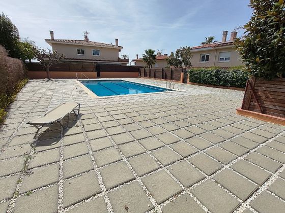Foto 2 de Casa adossada en venda a Sant Pol de Mar de 4 habitacions amb terrassa i piscina