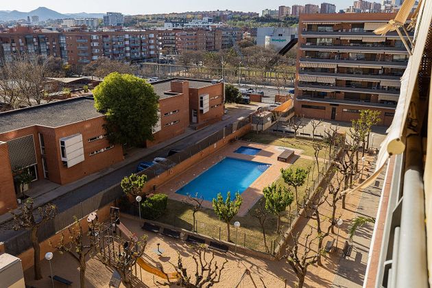 Foto 2 de Pis en venda a Almeda - El Corte Inglés de 4 habitacions amb terrassa i piscina