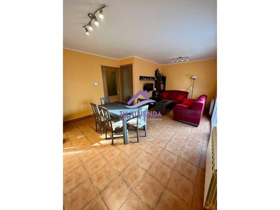 Foto 2 de Casa adossada en venda a Cigales de 3 habitacions amb piscina i jardí
