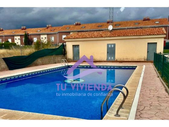 Foto 1 de Casa adossada en venda a Cigales de 3 habitacions amb piscina i jardí