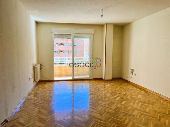 Foto 2 de Pis en venda a calle Almendro de 4 habitacions amb terrassa i garatge