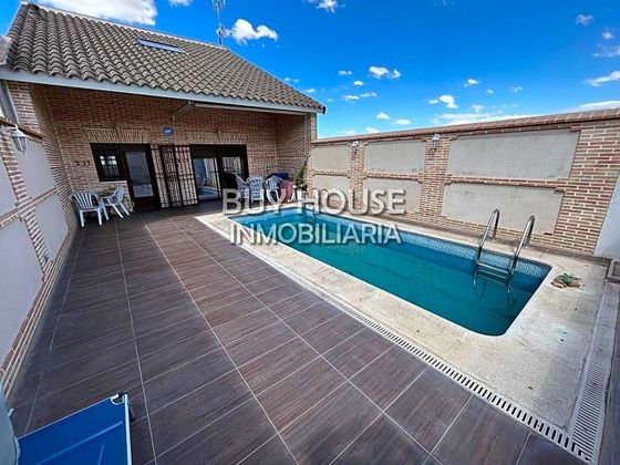 Foto 1 de Venta de casa en Yuncos de 3 habitaciones con piscina y garaje