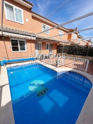 Foto 2 de Casa adossada en venda a Casarrubuelos de 4 habitacions amb piscina i jardí