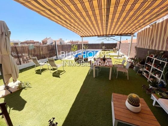Foto 2 de Casa adossada en venda a Illescas de 3 habitacions amb piscina i garatge