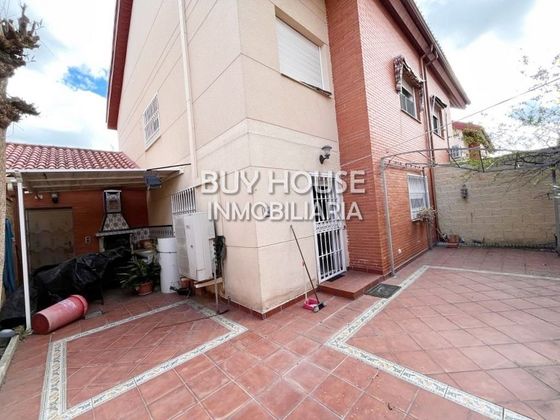 Foto 2 de Venta de casa en Seseña Nuevo de 4 habitaciones con garaje y jardín