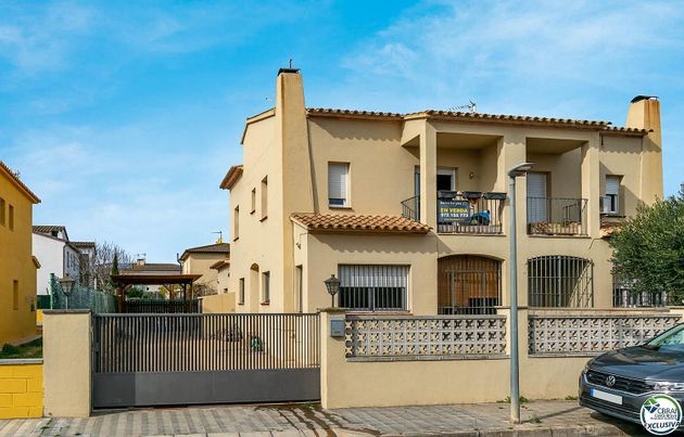 Foto 1 de Chalet en venta en Avinyonet de Puigventós de 5 habitaciones con terraza y piscina