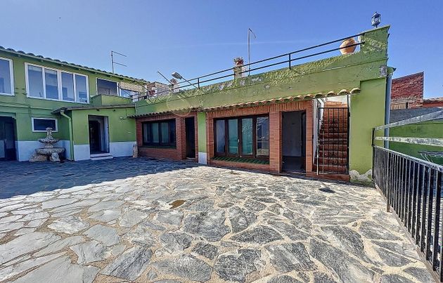 Foto 2 de Venta de chalet en Palau-Saverdera de 5 habitaciones con terraza y piscina