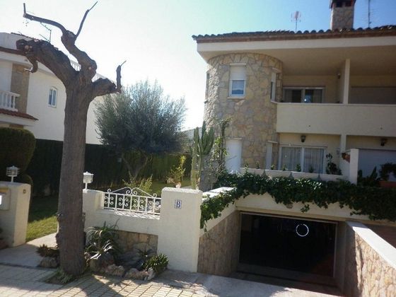 Foto 1 de Casa adossada en venda a Miami Platja - Miami Playa de 4 habitacions amb terrassa i garatge