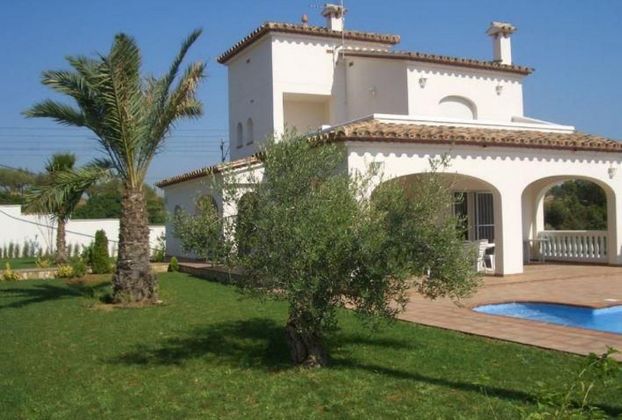 Foto 2 de Chalet en venta en Ampolla, l´ de 4 habitaciones con terraza y piscina
