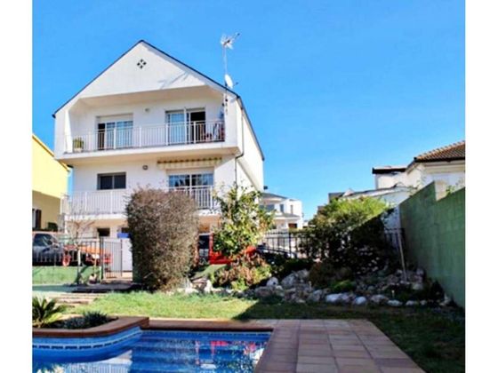 Foto 1 de Casa en venta en Palau-solità i Plegamans de 4 habitaciones con terraza y piscina