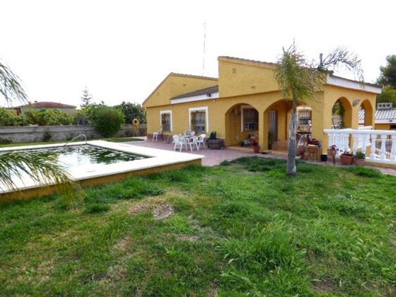 Foto 1 de Venta de chalet en Vilamarxant de 3 habitaciones con terraza y piscina