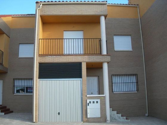 Foto 2 de Venta de casa adosada en Poblete de 3 habitaciones con terraza y garaje