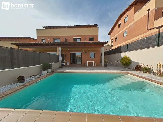 Foto 2 de Casa adossada en venda a avenida Clariana de 3 habitacions amb terrassa i piscina