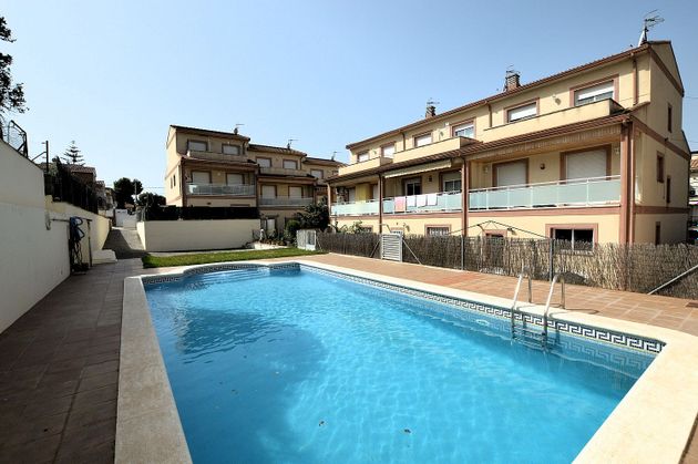 Foto 1 de Casa adossada en venda a Segur de Calafell de 4 habitacions amb terrassa i piscina