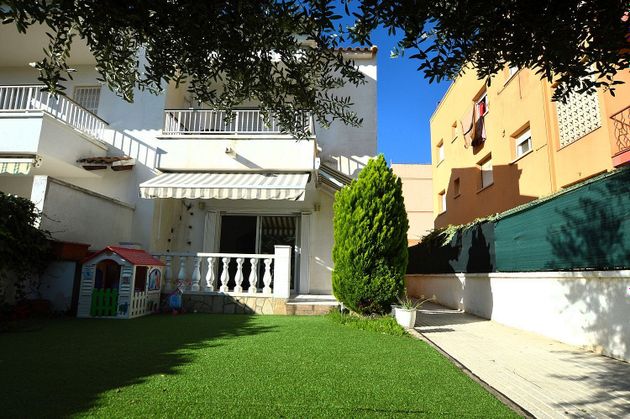 Foto 1 de Casa adossada en venda a calle Verge del Pilar de 4 habitacions amb terrassa i jardí