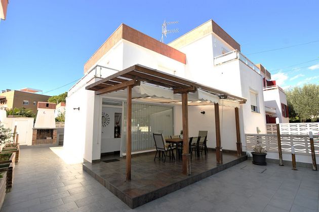 Foto 1 de Casa adossada en venda a Marítim de 2 habitacions amb terrassa i garatge