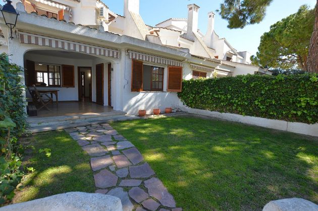 Foto 1 de Casa adossada en venda a calle Narcís Monturiol de 3 habitacions amb terrassa i piscina