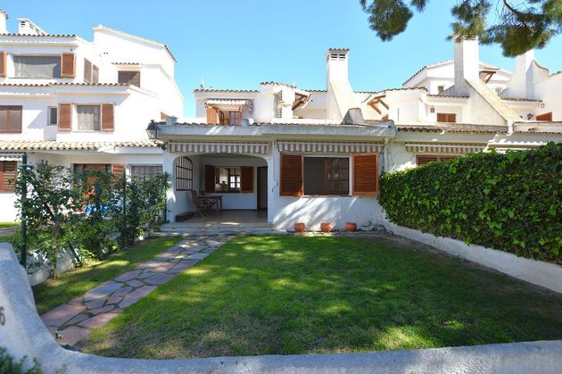 Foto 2 de Casa adossada en venda a calle Narcís Monturiol de 3 habitacions amb terrassa i piscina