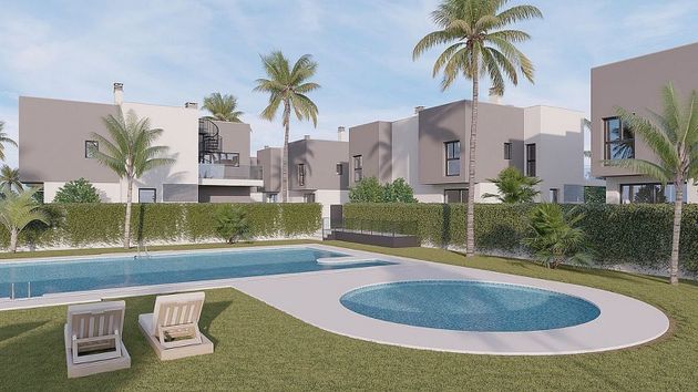 Foto 2 de Casa adossada en venda a Campanillas de 4 habitacions amb terrassa i piscina