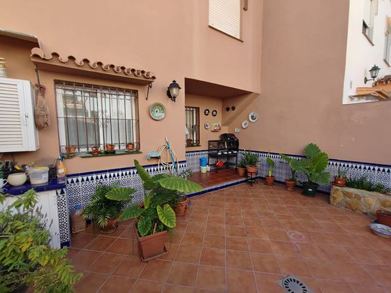 Foto 1 de Casa adossada en venda a Viña Málaga de 3 habitacions amb terrassa i piscina