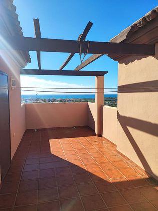 Foto 2 de Casa adossada en venda a Viña Málaga de 3 habitacions amb terrassa i piscina