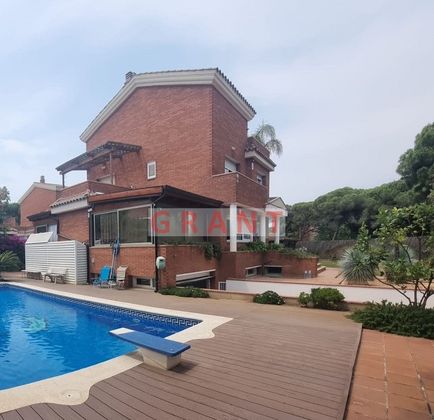 Foto 2 de Chalet en venta en Gavà Mar de 7 habitaciones con terraza y piscina